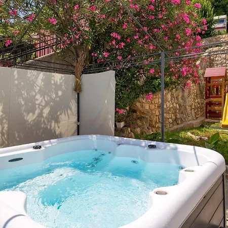 1 Bedroom Gorgeous In Apartment Moscenicka Draga
